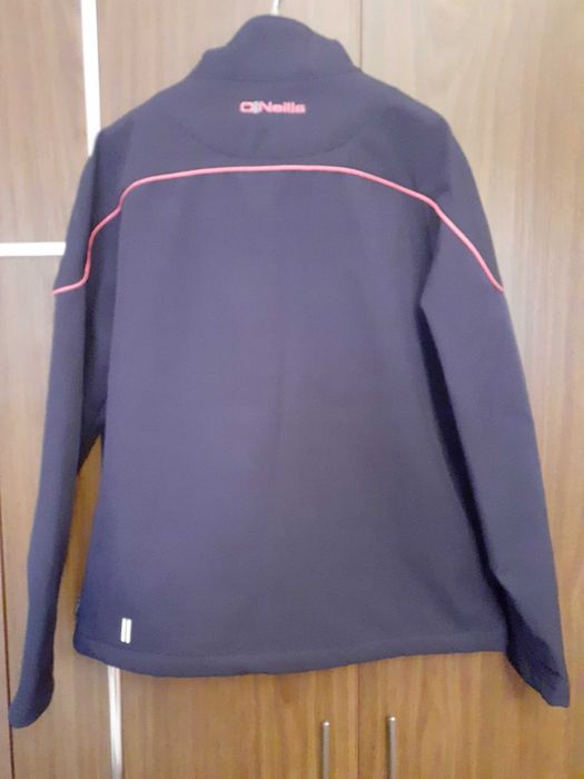 Две дамски якета - спортно и дънково