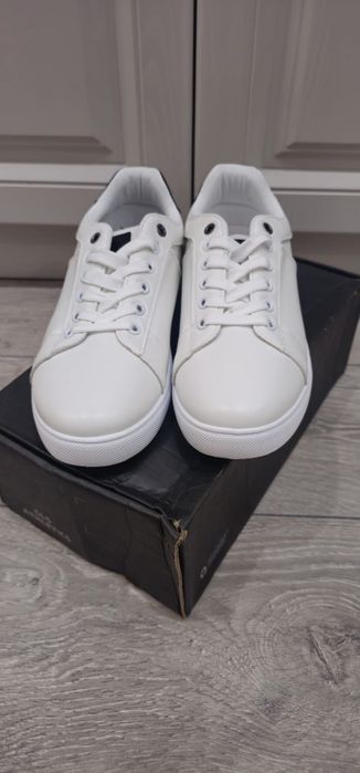 Продам белые кеды!