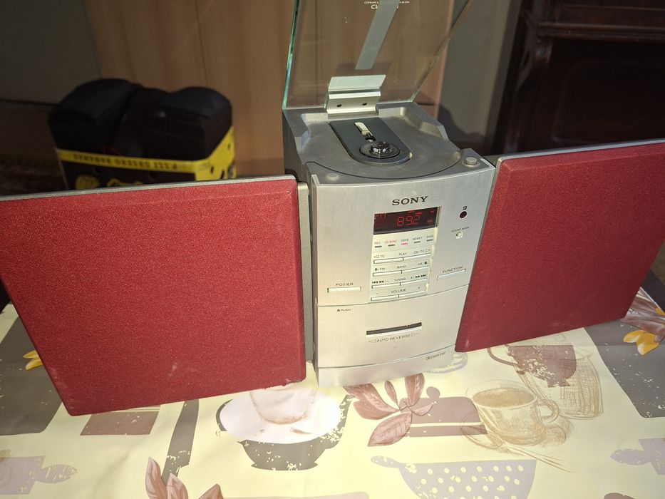 Sistem audio compact Sony cu CD Player si cass cu Autorevers, boxe detașabile