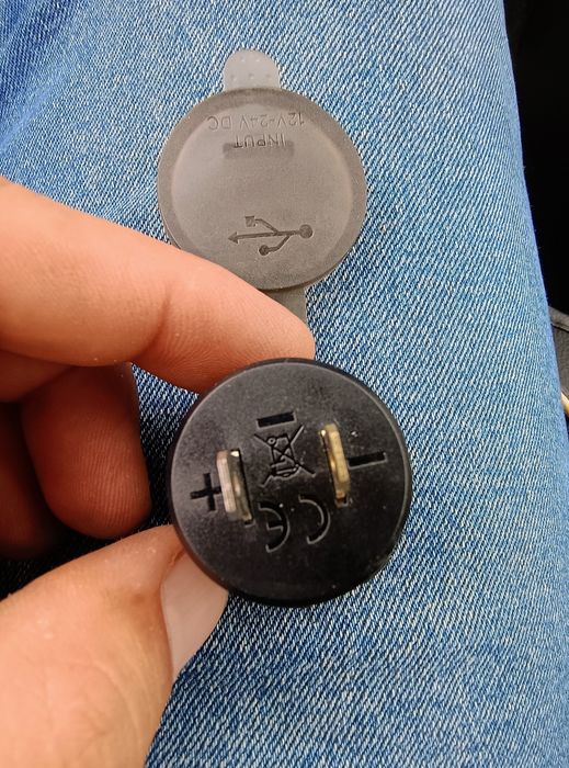 Vând încărcător usb mașină