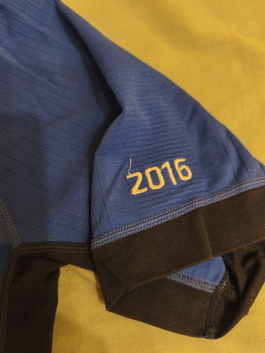 Тениска и шал на Левски .