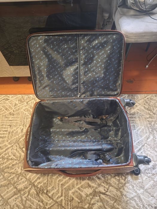 Продам отличный чемодан