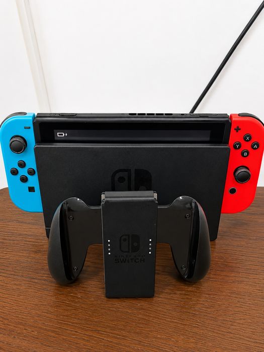 Nintendo Switch + Dock original + Joy-Con Red/Blue + Grip – complet
