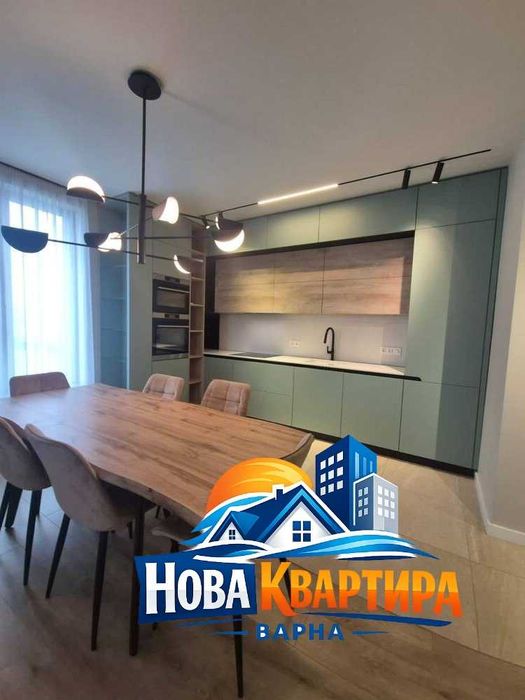 ЛУКС! Тристаен апартамент в центъра