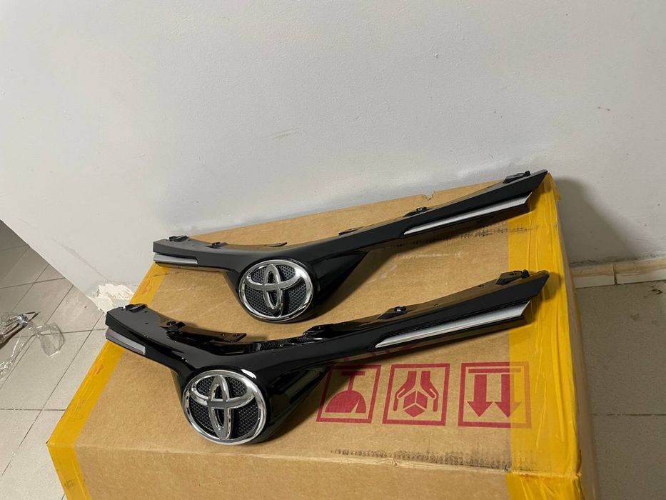 Решетка радиатора Toyota Rav4 16/19