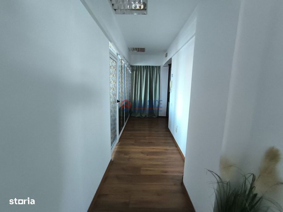 CENTRU ATELIERELOR - Birou luminos cu baie proprie !