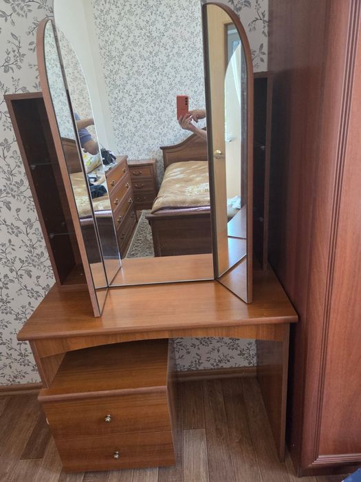 Женское трюмо в комплекте.