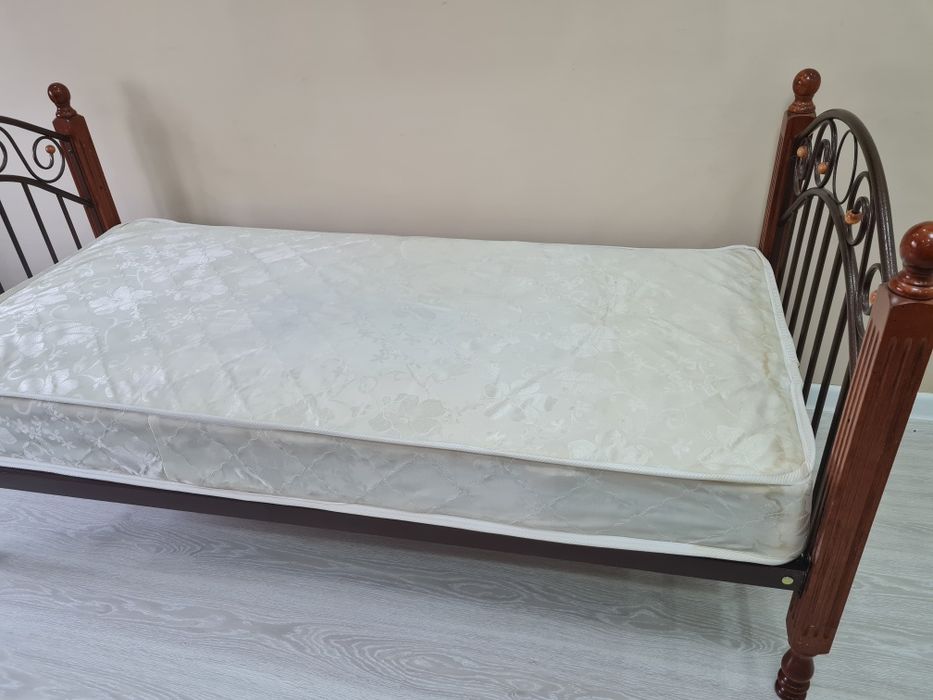 Продам кровать с матрасом