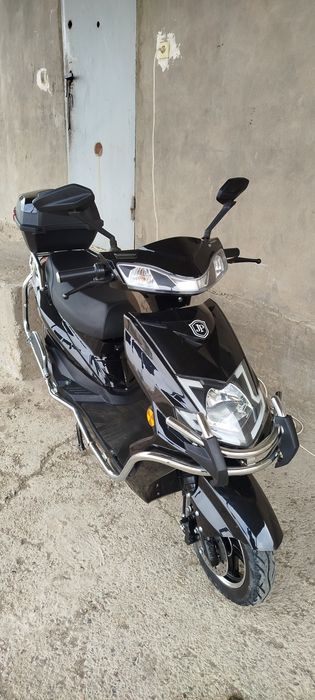 Срочно продам электроскутер. Недорого. Почти новый. Пробег 120км