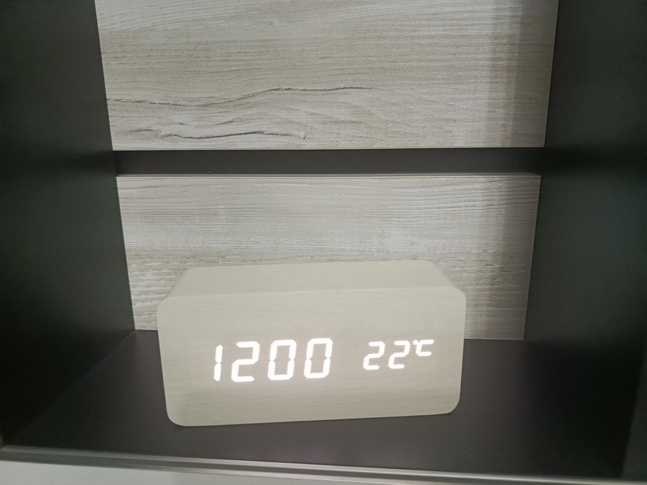 Часы настольные  под дерево