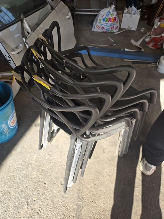 Столове за заведение чисто нови