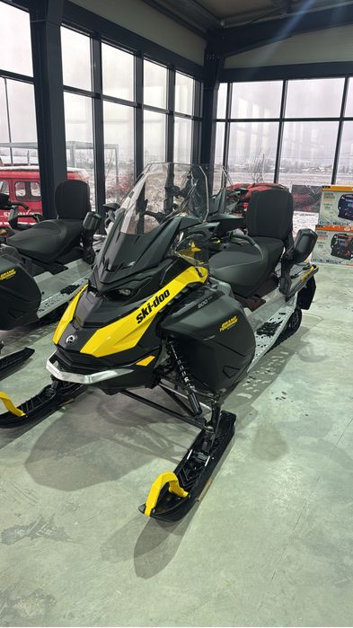 Snowmobil noi si sencod hand ski doo