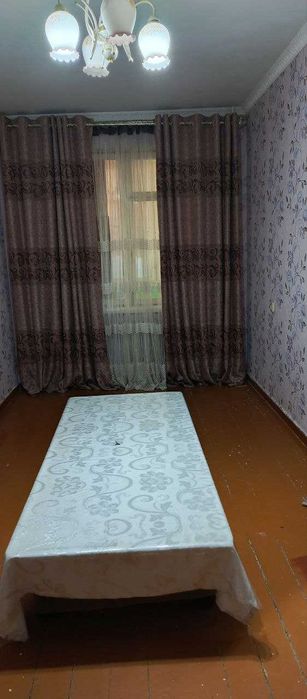 Navoiy shahrida 3 xonali uy sotiladi. Mo`ljal: Milliy bank yonida.