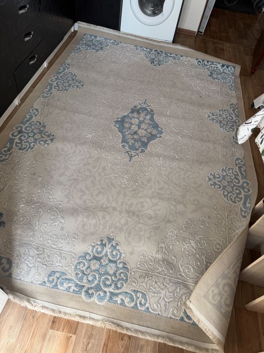 Ковер 190х 280  в отличном состоянии