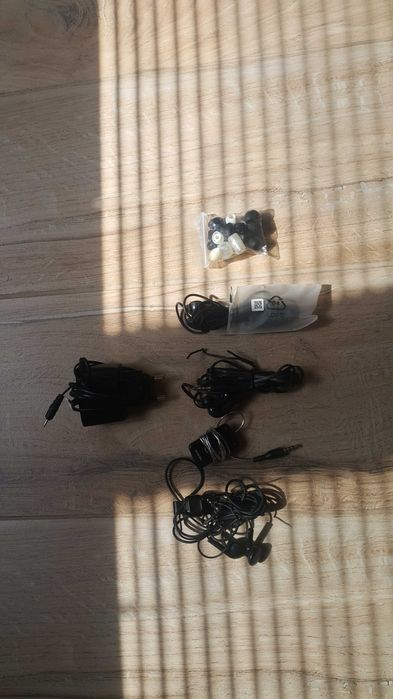 Продавам  слушалки и зарядно