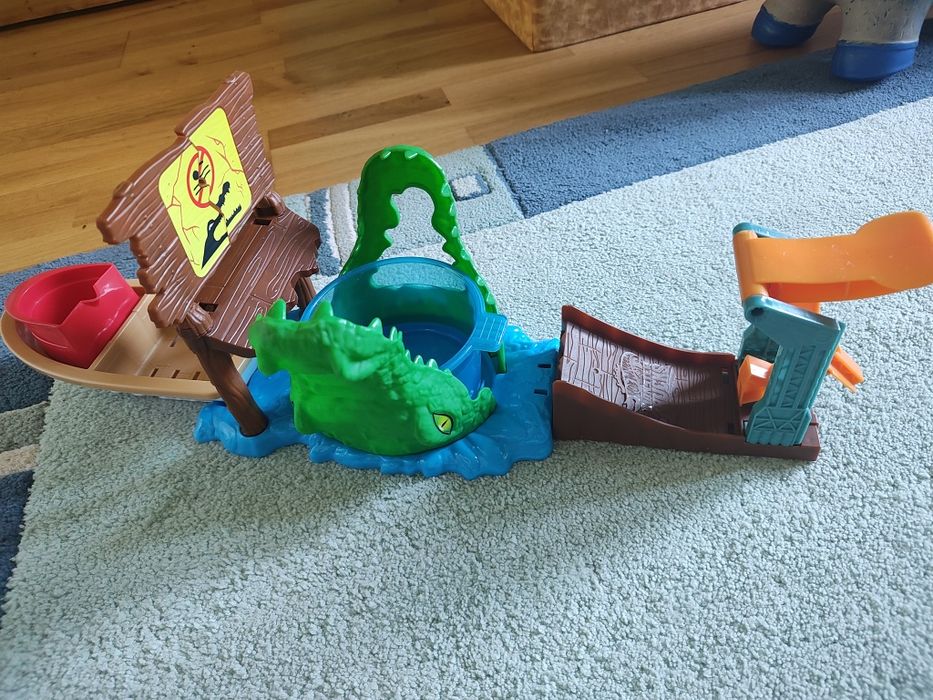 Писта Hot wheels monster trucks и крокодил