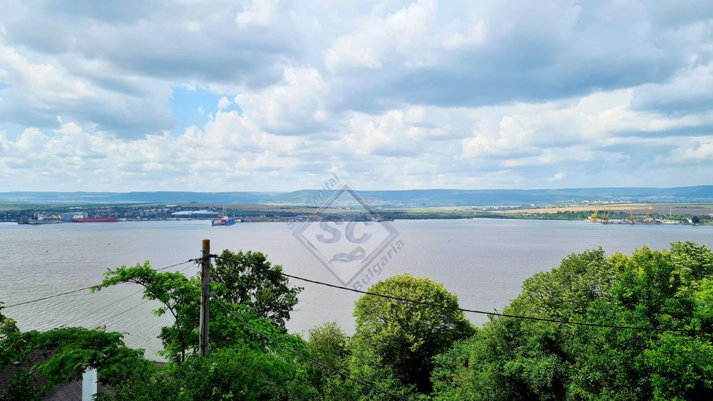 къща с панорама към варненското езеро