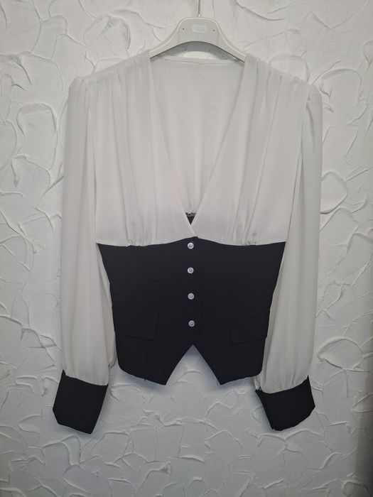 Bluza tip corset cu mâneci  din tul