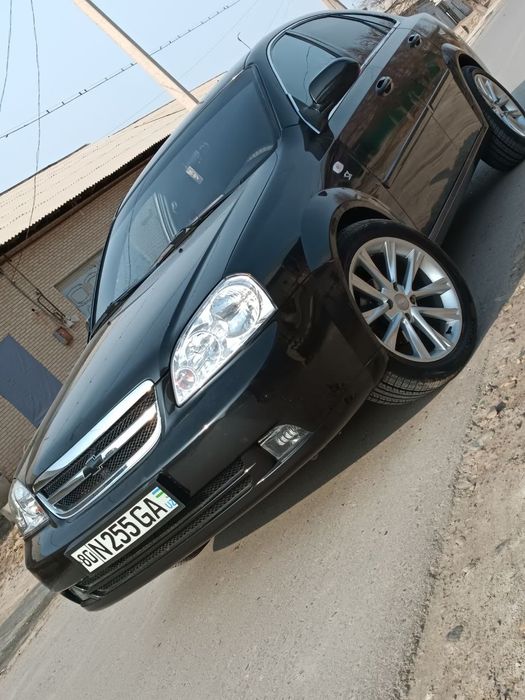 Lacetti 1.8 sotiladi