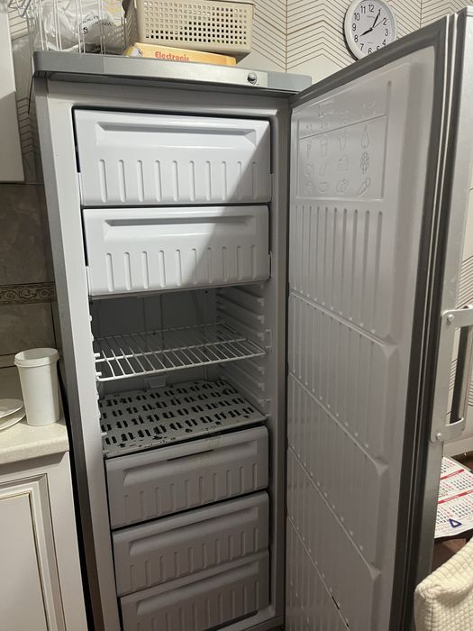 Морозильник серебристый indesit