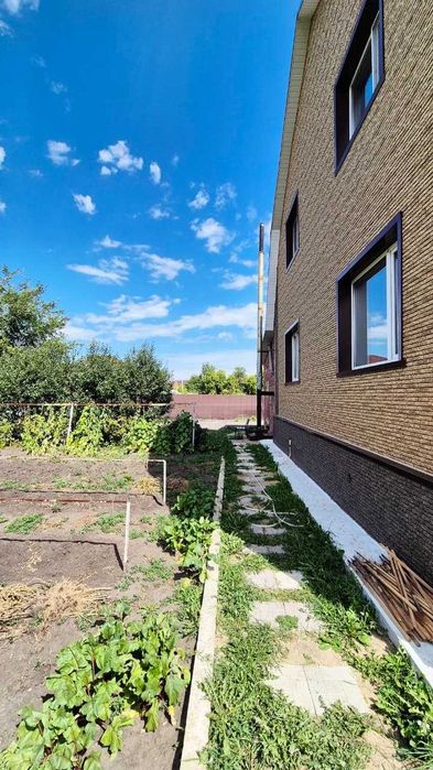 Продам просторный коттедж в с. Tепличном