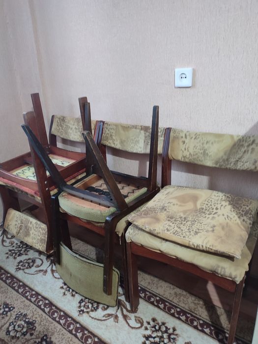 Отдам стулья даром.