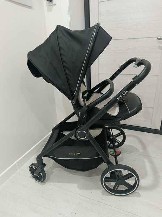 Продам детскую коляску +подарок детский столик