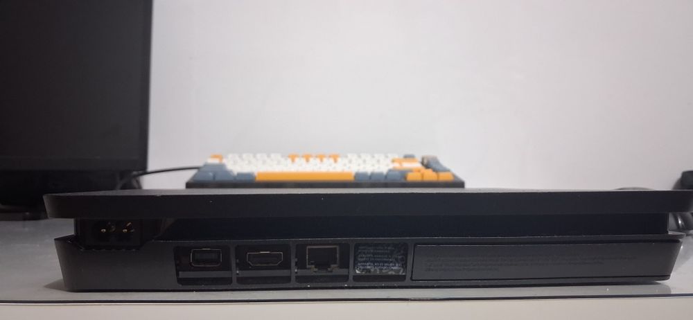 PS4 Slim 1TB + cabluri Curatat recent merge perfect