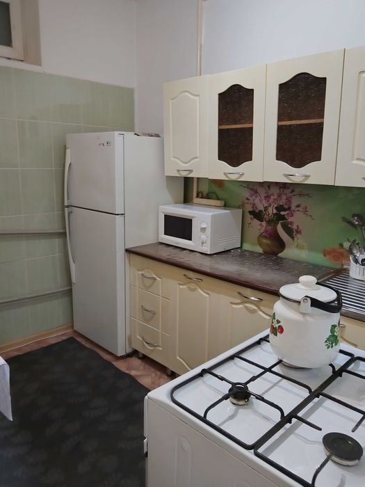 Центрден 2ком. Сатылады 1этаж, 2этаж, 3этаждан.