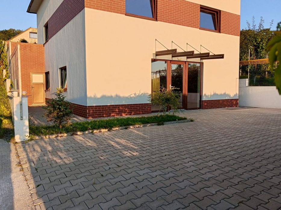 Închiriez apartament cu 3 camere la casa