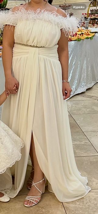 Продавам рокля обличана за няколко часа