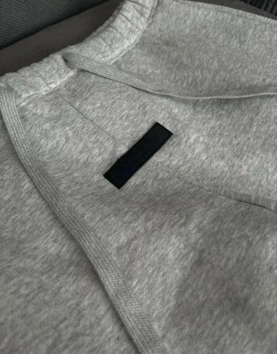 Essentials fear of God ( pot sa vand si la bucata doar hanoracul sau doar pantaloni )