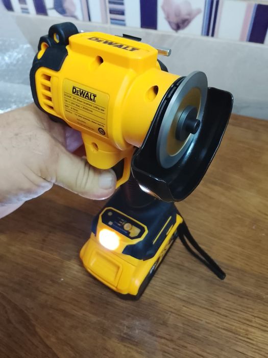 Mini flex dewalt cu o baterie de 6a