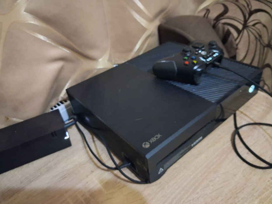 Vând xbox one x  cu un controler