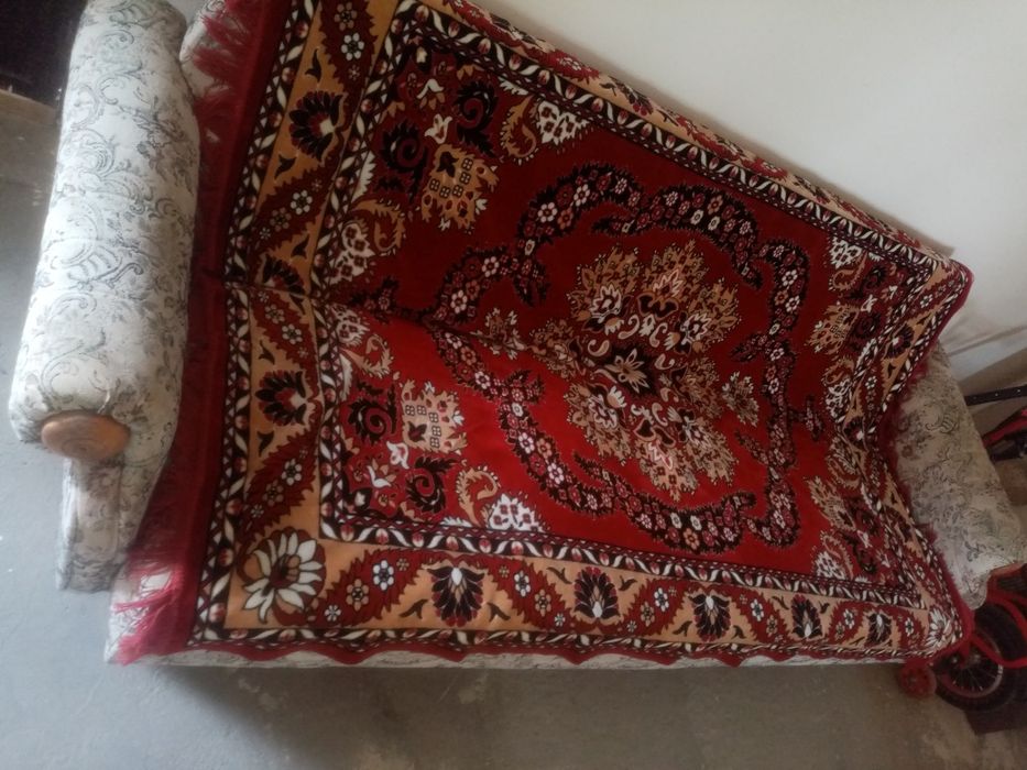 Divan kreslo sotiladi. Xolati yaxshi