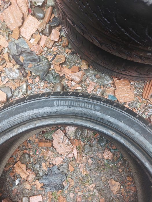 Vind două anvelope