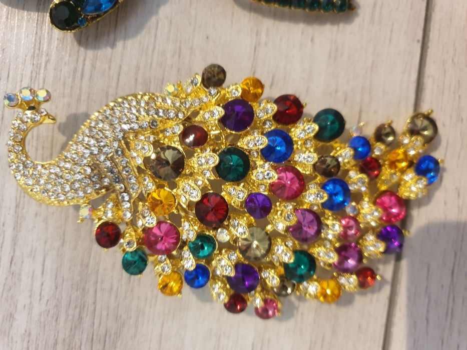 Brose premium paun libelula mari pietre superbe