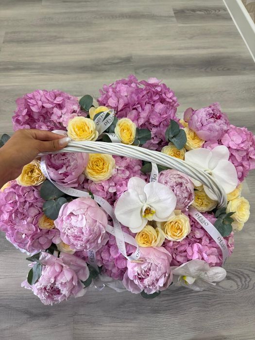 Шикарный букет в корзине