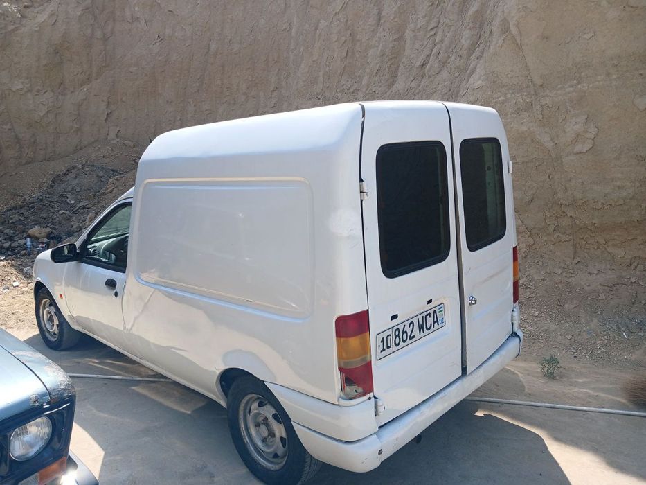 Ford kuryer avtomashinasi