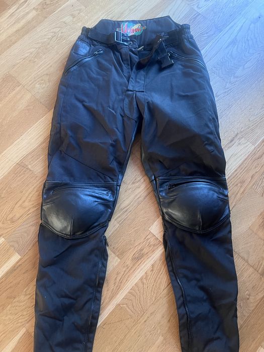 Pantaloni moto dama marime S. Sunt din piele si textil. Are protectii la genunchi si solduri. Se vand deoarece sunt mari de sotia me.
