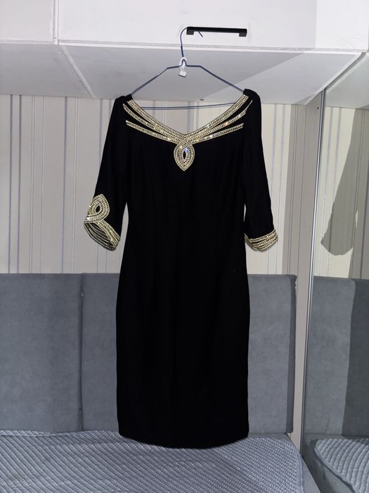 Черное платье со стразами