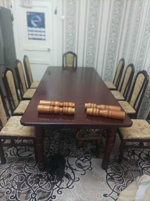 Гостиный стол и 12 стулья.