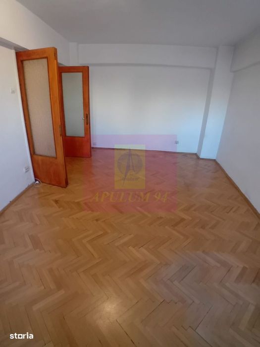 Vanzare apartament de 4 camere la Casa Poporului-stradal