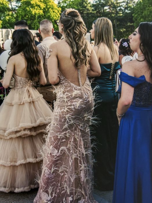 Продавам елегантна бална рокля