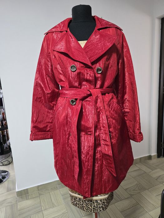 Trench rosu metalizat, inchidere dublu nasturi, cordon in talie;