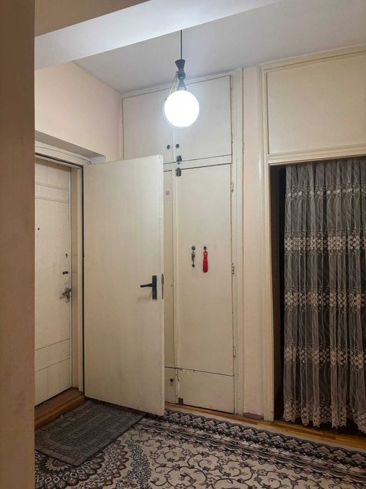 Юнусобод тумани 18-мавзеда кирпичний 77 серияли 3/4/4 СРОЧНО Сотилади.