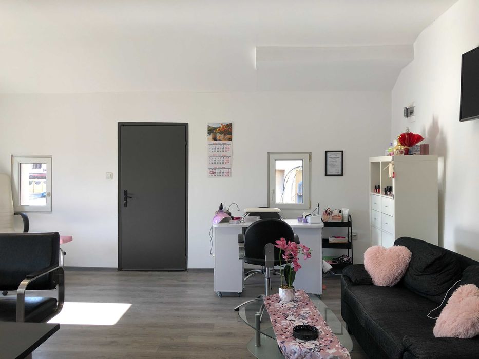 Фризьорски и козметичен  салон