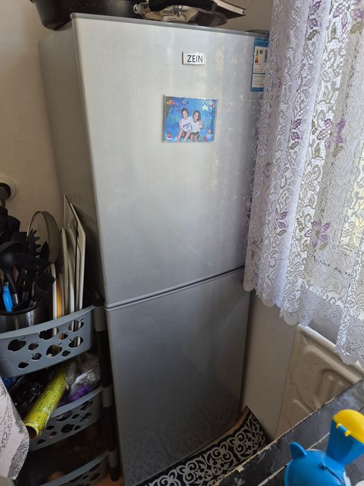 Срочно продам холодильник Zein