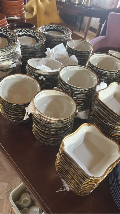 Продам срочно посуду и мебель