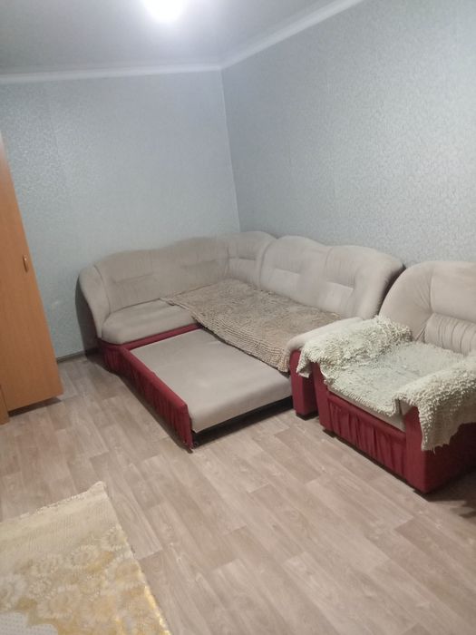 Продам угловой диван с креслом